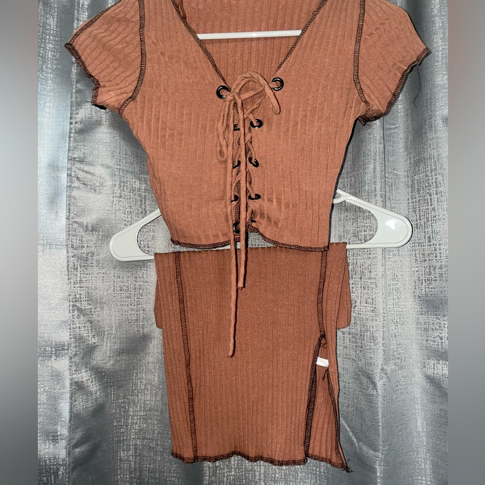 A brown with black stitching 2 piece skirt & cropped top set 🤎